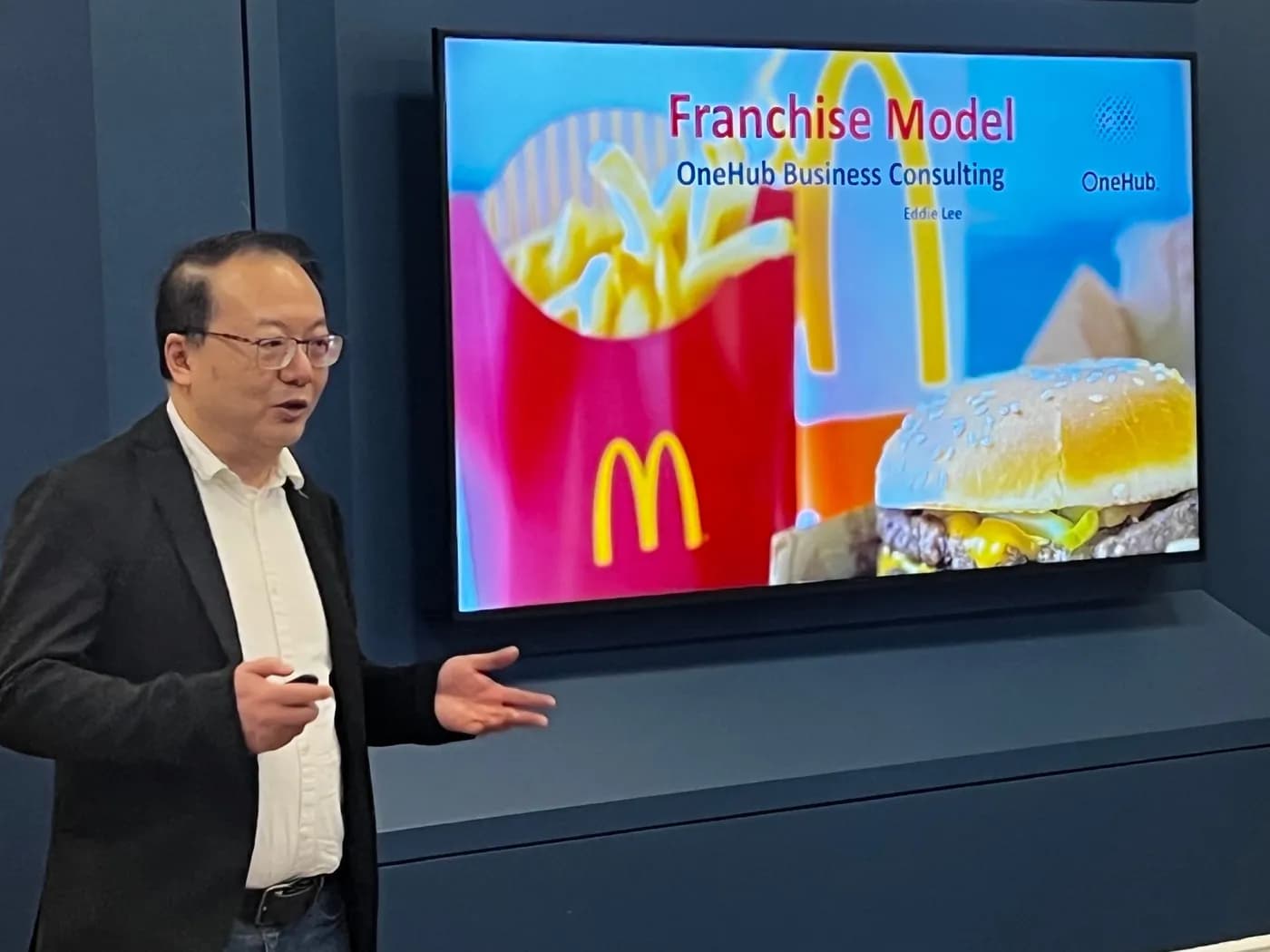 Eddie Lee presenting an operating model